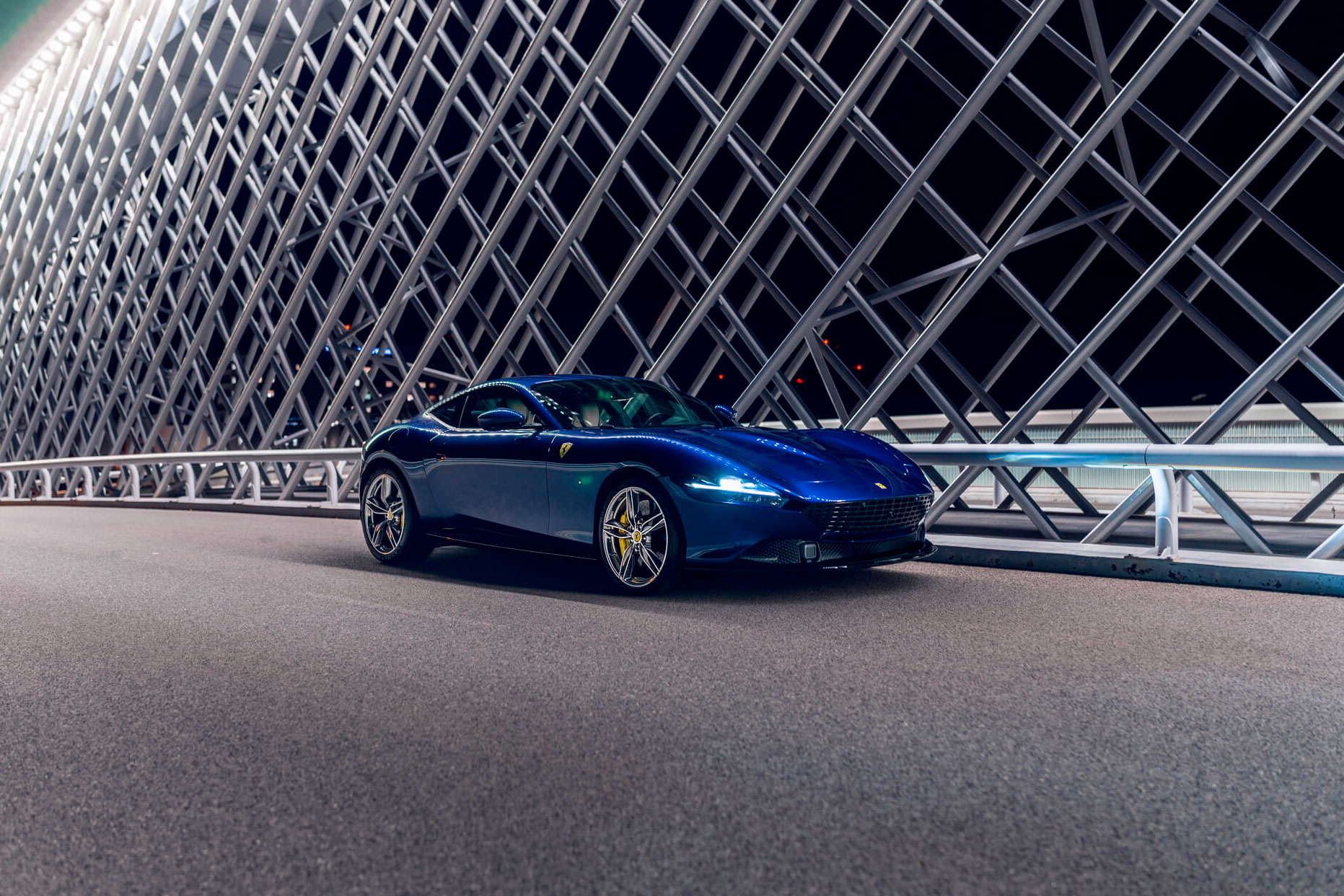 alquiler ferrari roma portada larga duracion